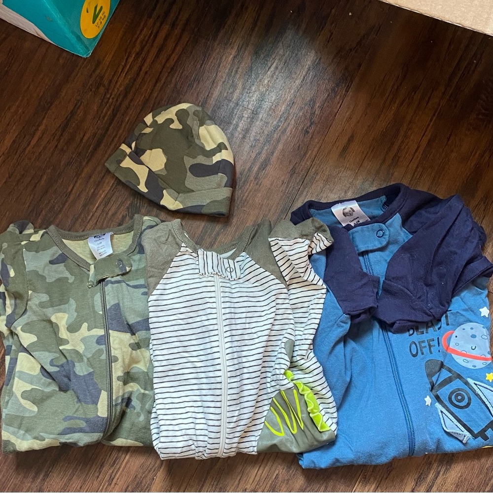Lot of 3 sleeps size 0-3 months! 💗
